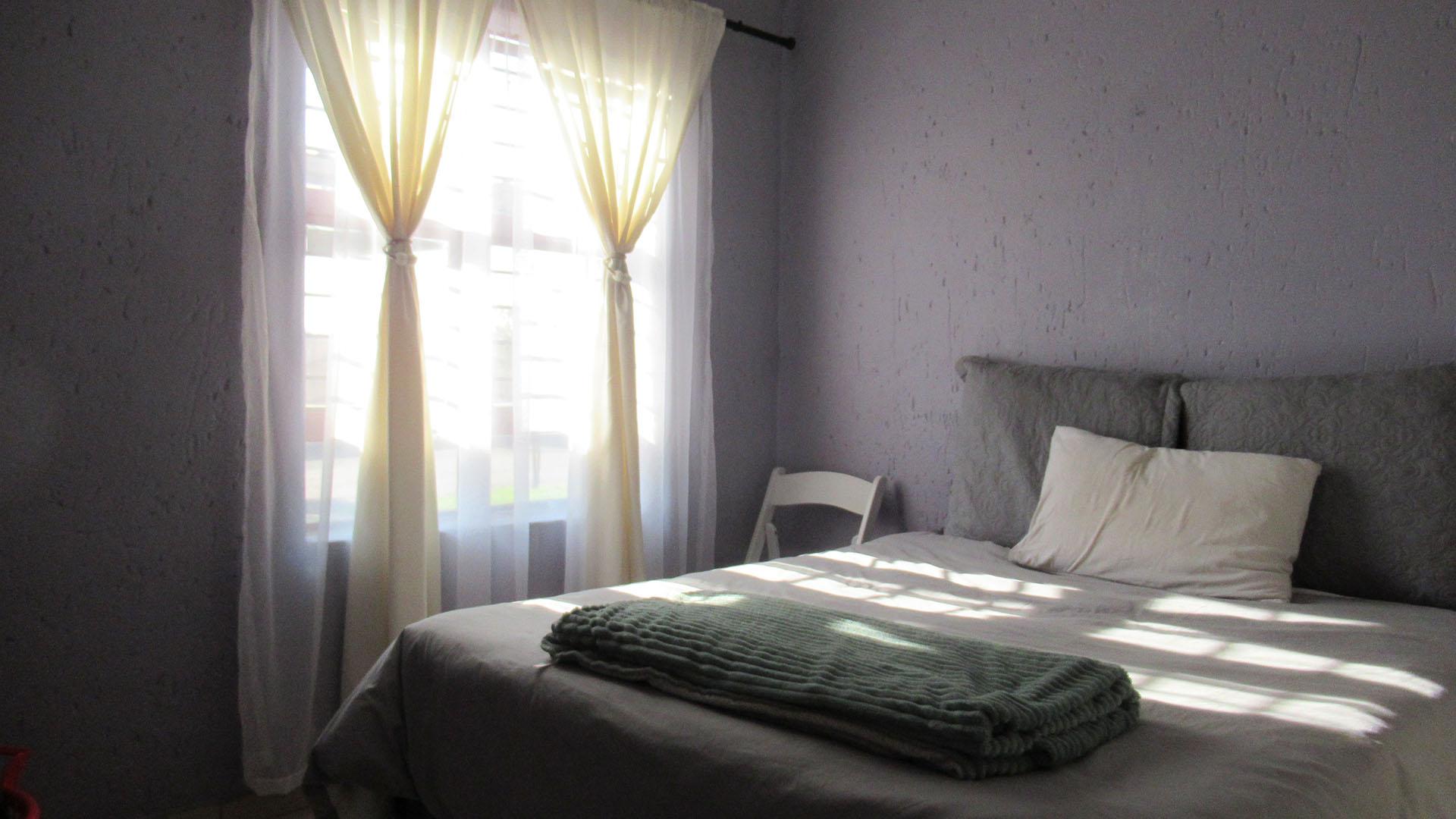 Bed Room 2 - 11 square meters of property in Amorosa