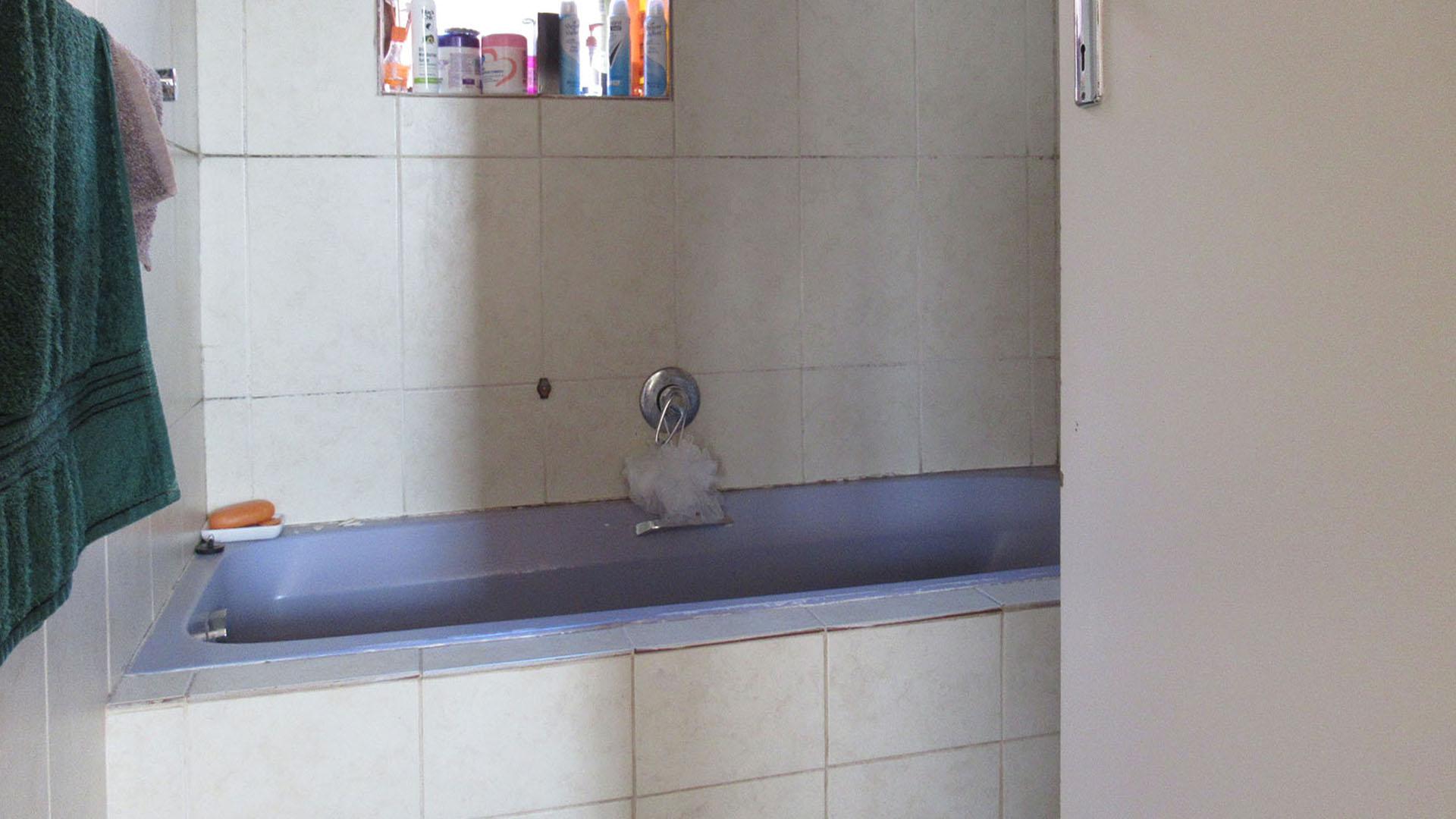 Bathroom 1 - 4 square meters of property in Amorosa