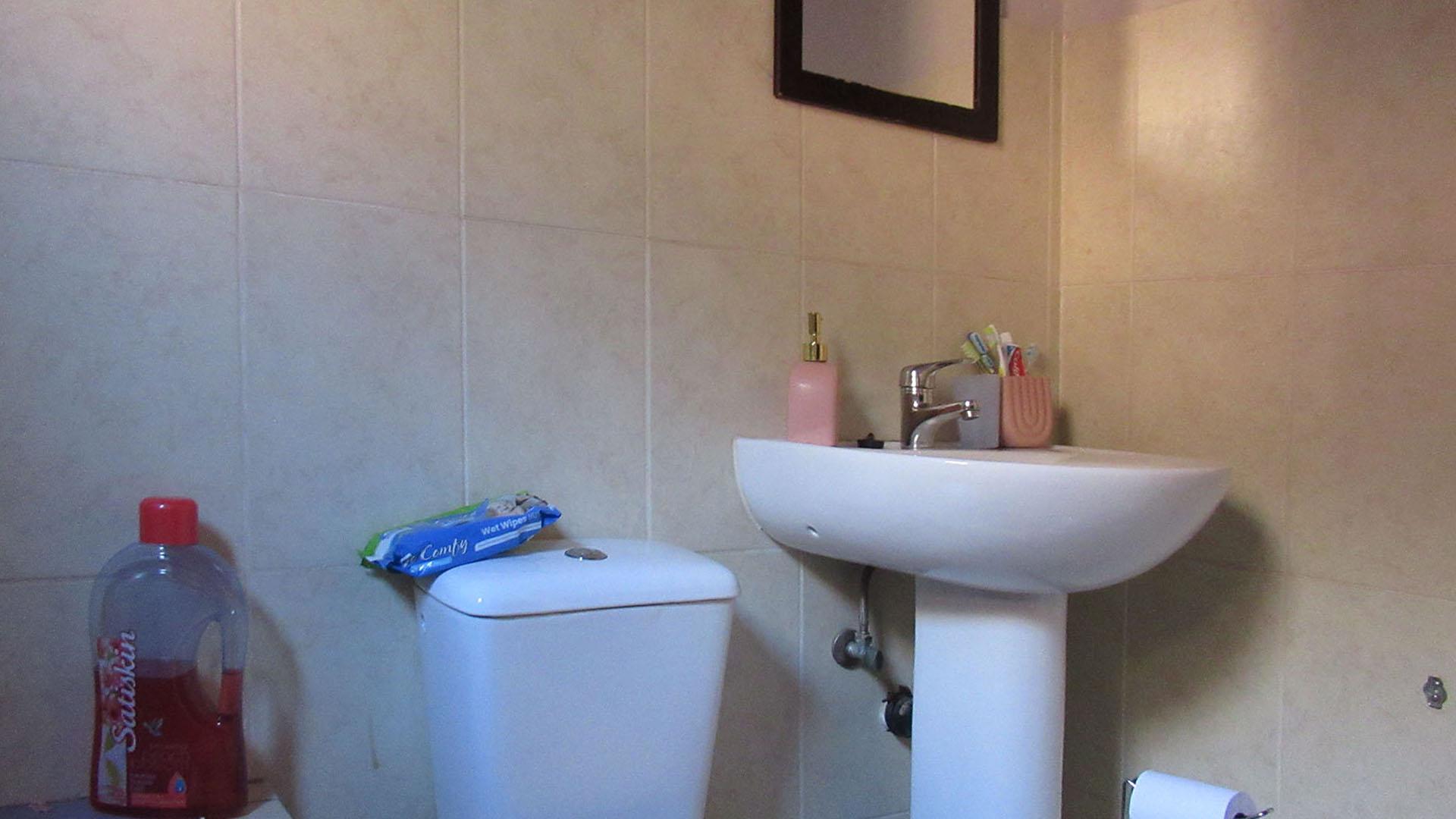 Bathroom 1 - 4 square meters of property in Amorosa