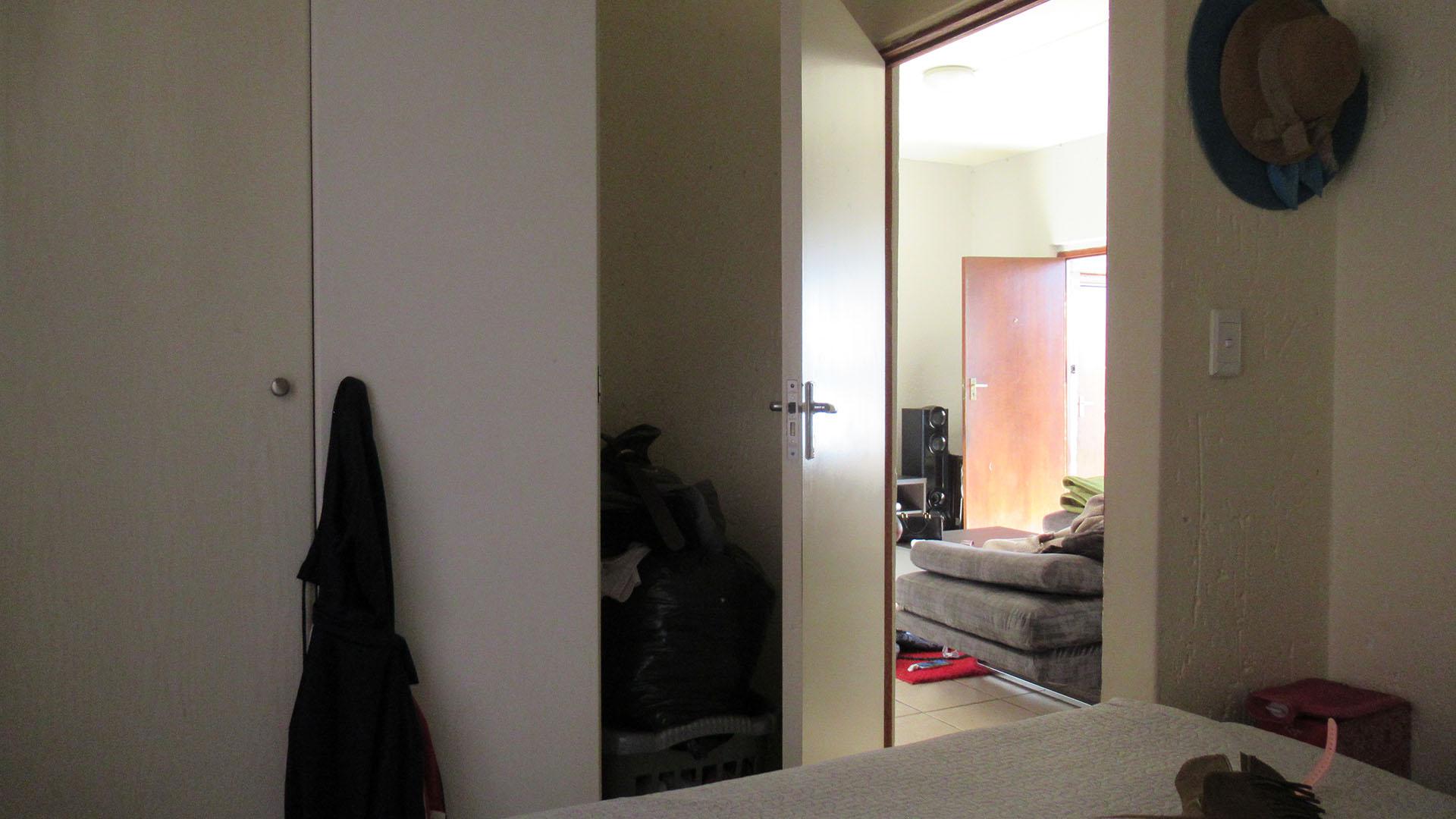 Bed Room 1 - 9 square meters of property in Amorosa