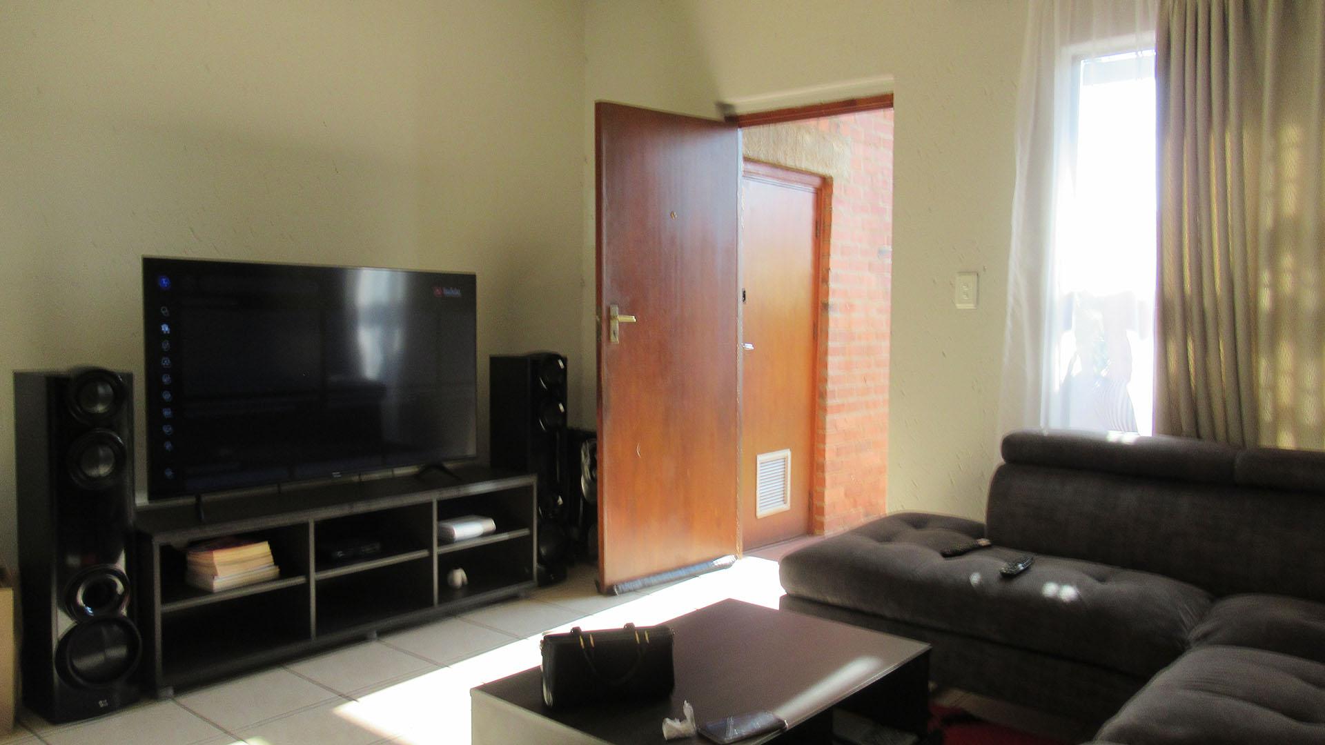Lounges - 17 square meters of property in Amorosa