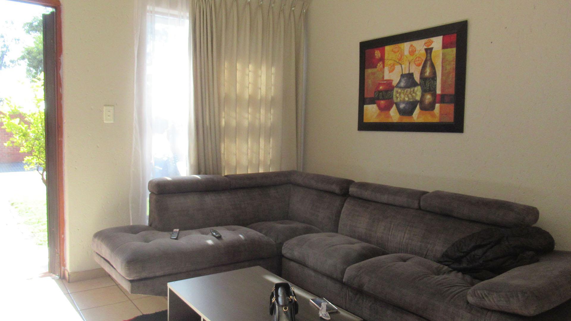 Lounges - 17 square meters of property in Amorosa