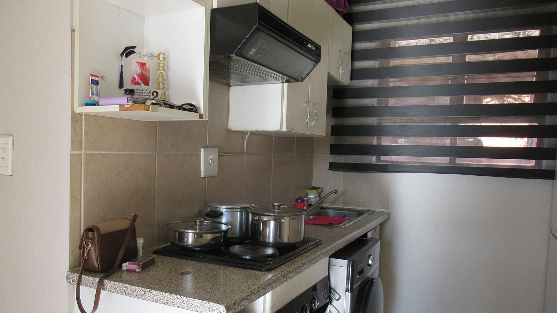 Kitchen - 5 square meters of property in Amorosa