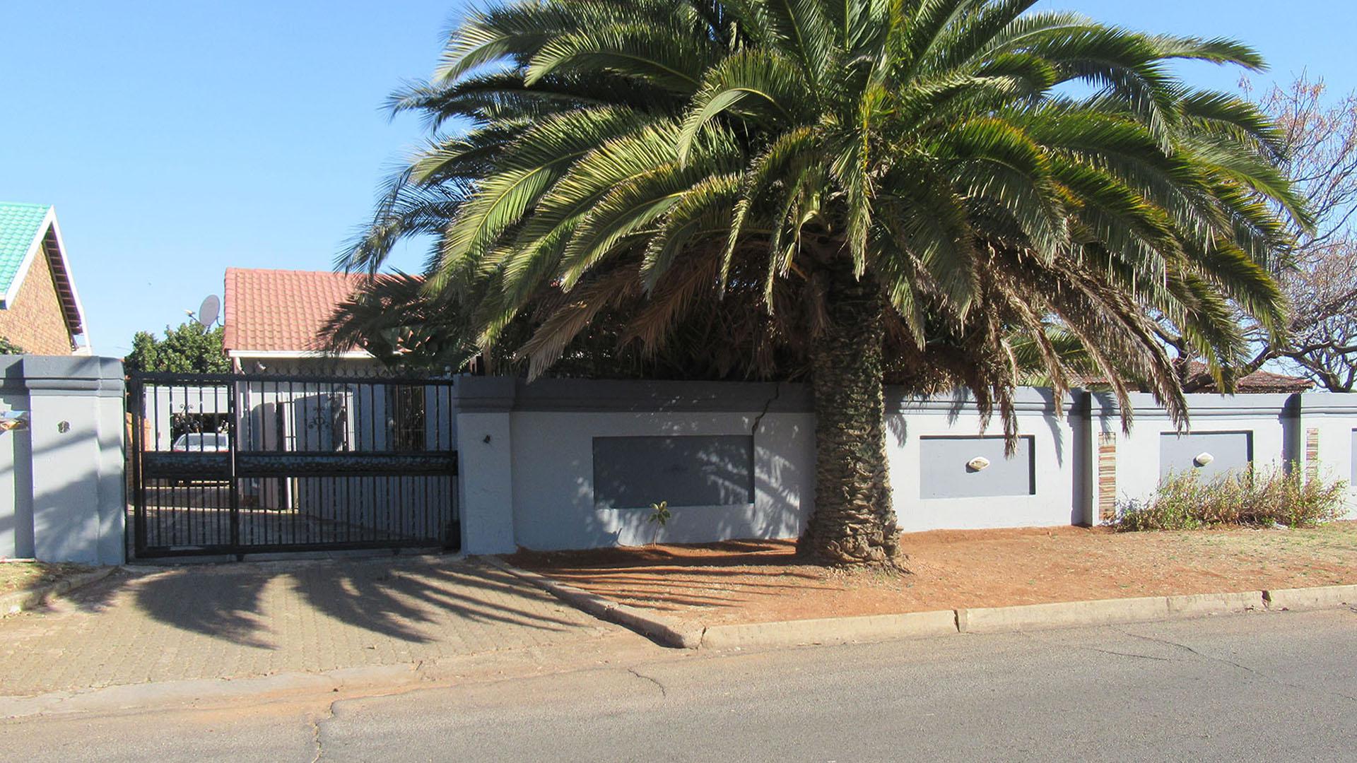 Front View of property in Roodebult