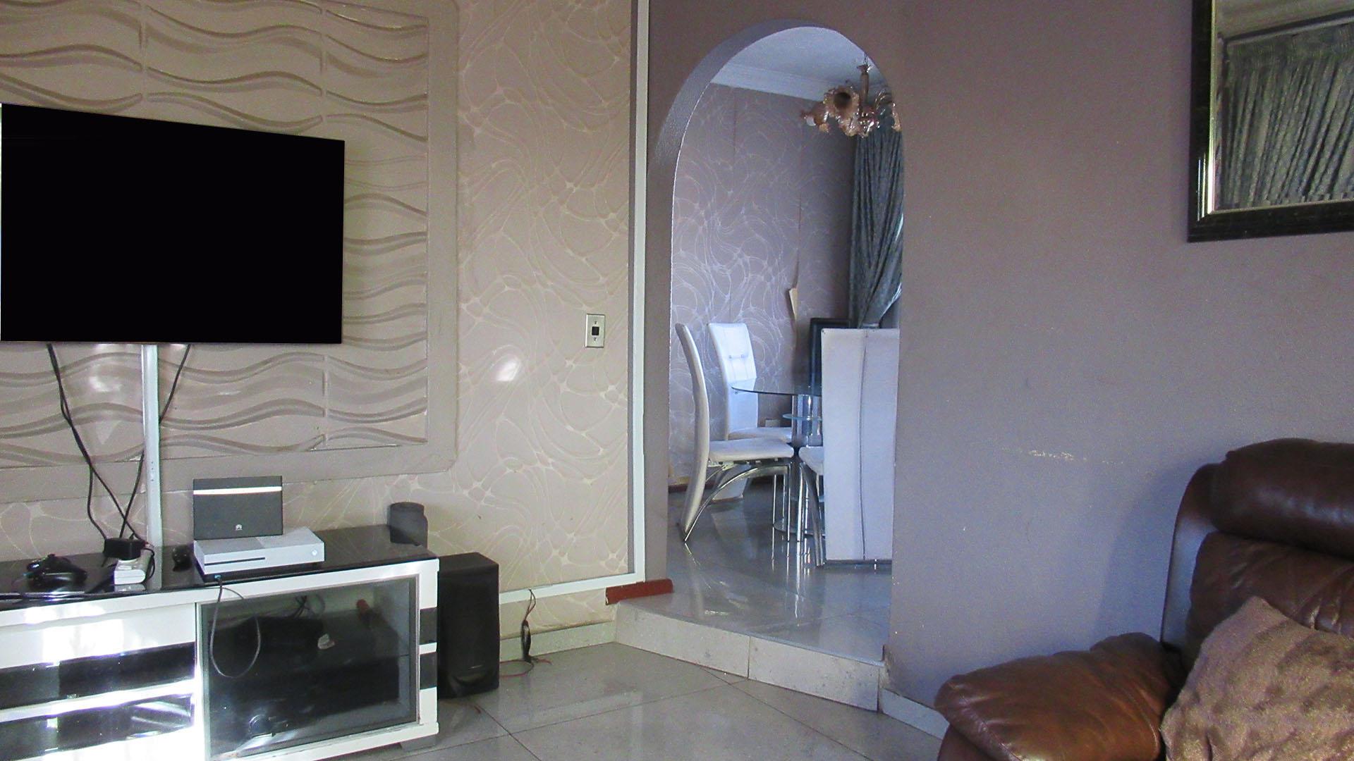 Lounges - 18 square meters of property in Roodebult