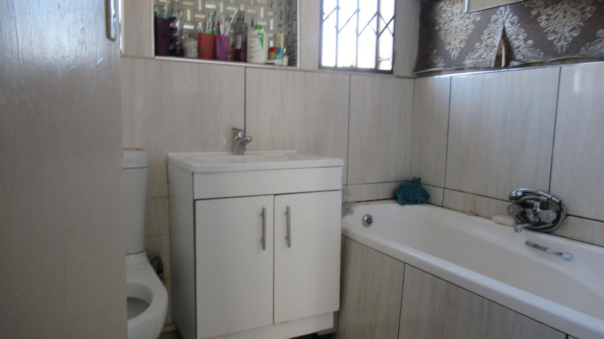 Bathroom 1 - 3 square meters of property in Roodebult