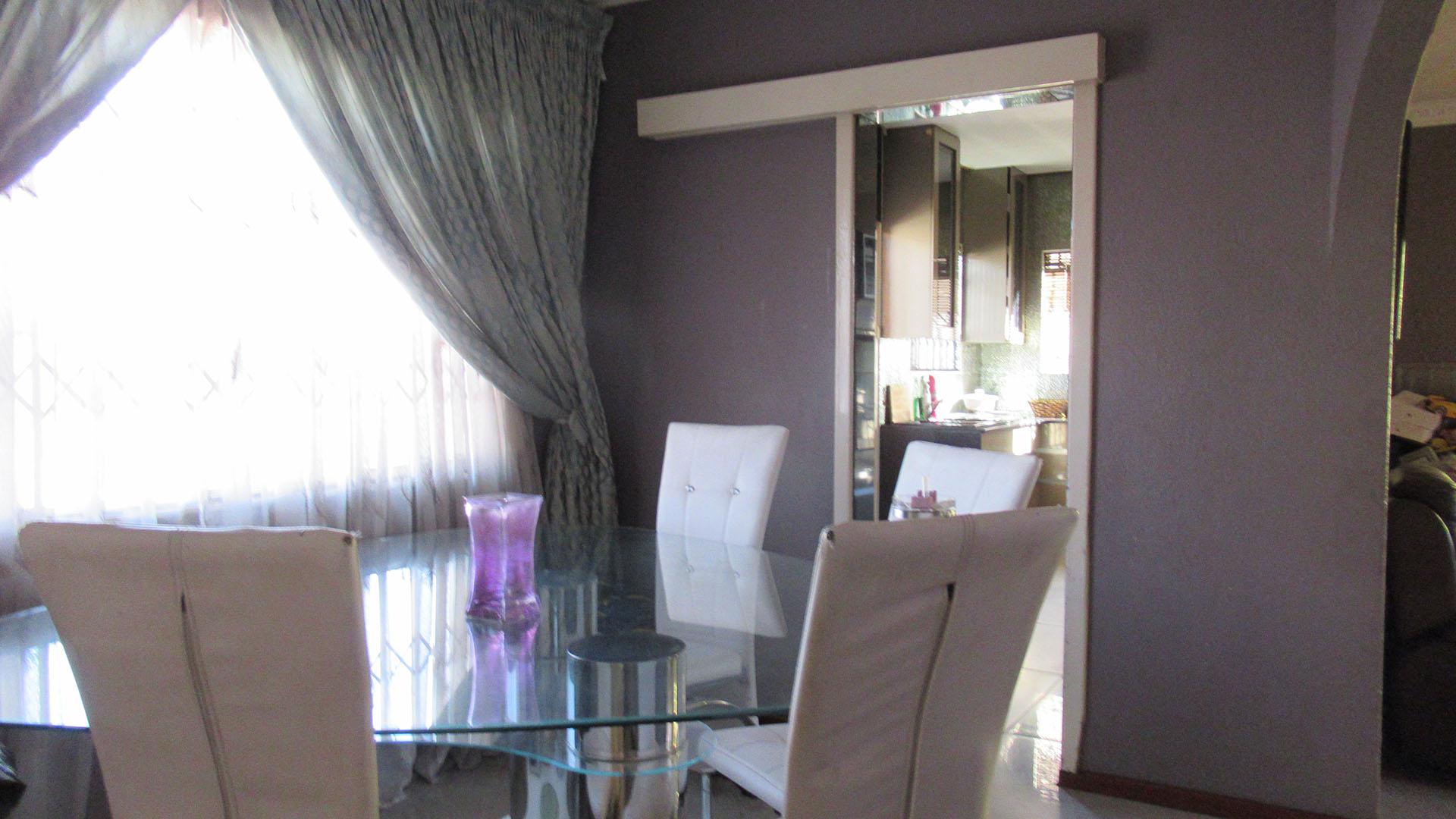 Dining Room - 8 square meters of property in Roodebult