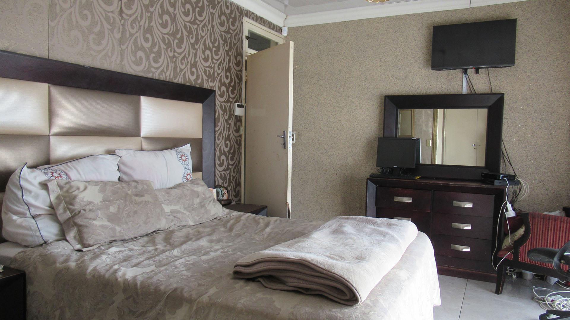 Main Bedroom - 18 square meters of property in Roodebult