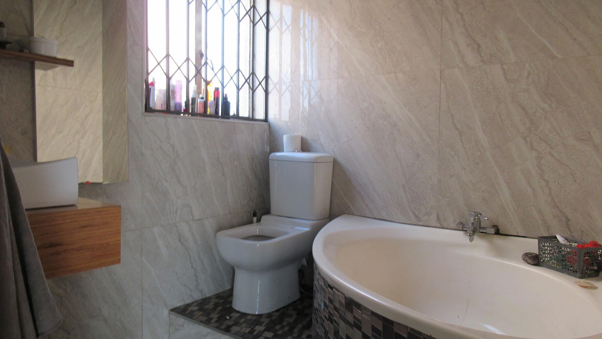 Main Bathroom - 5 square meters of property in Roodebult