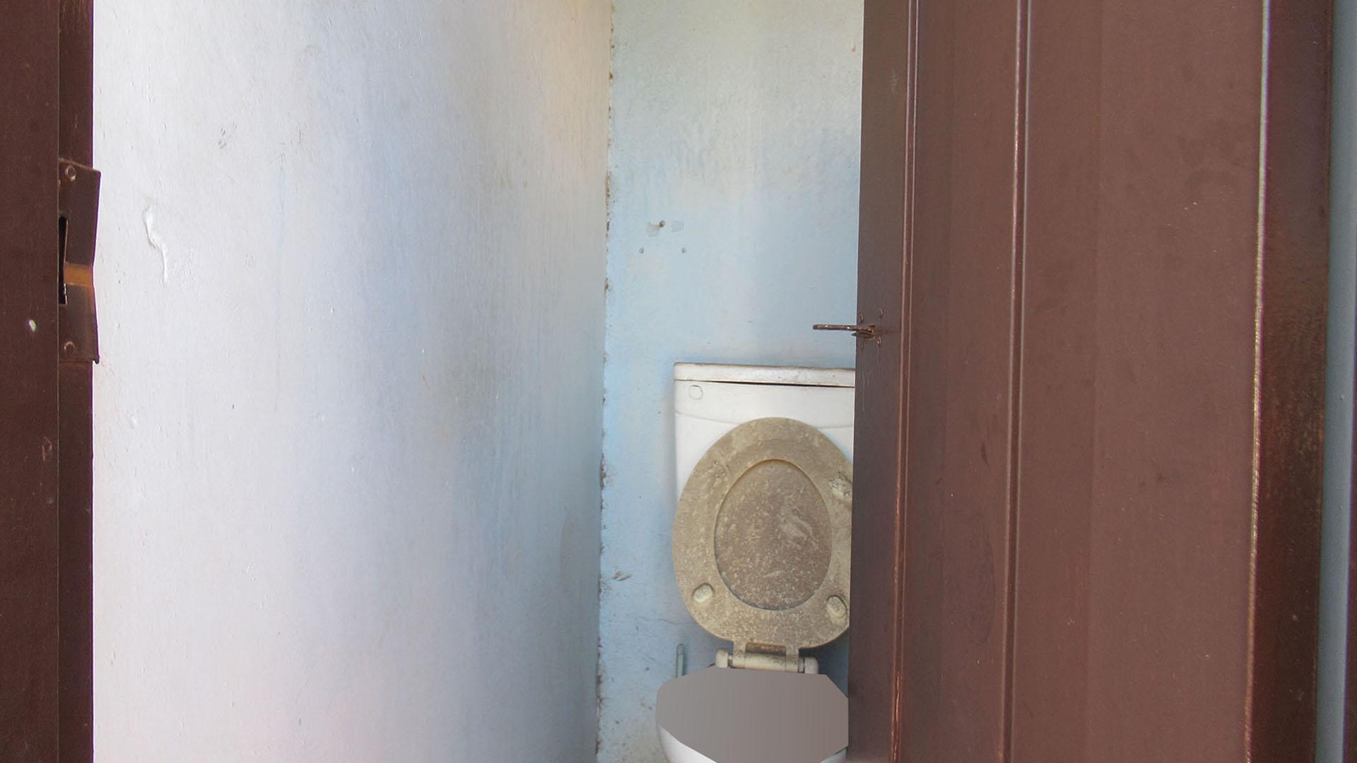 Staff Bathroom - 2 square meters of property in Roodebult