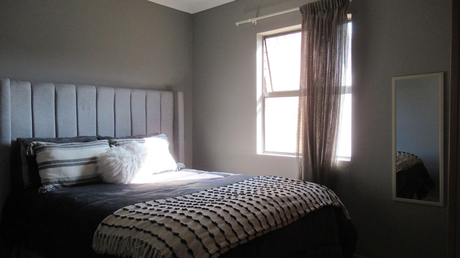 Bed Room 1 - 11 square meters of property in Alveda