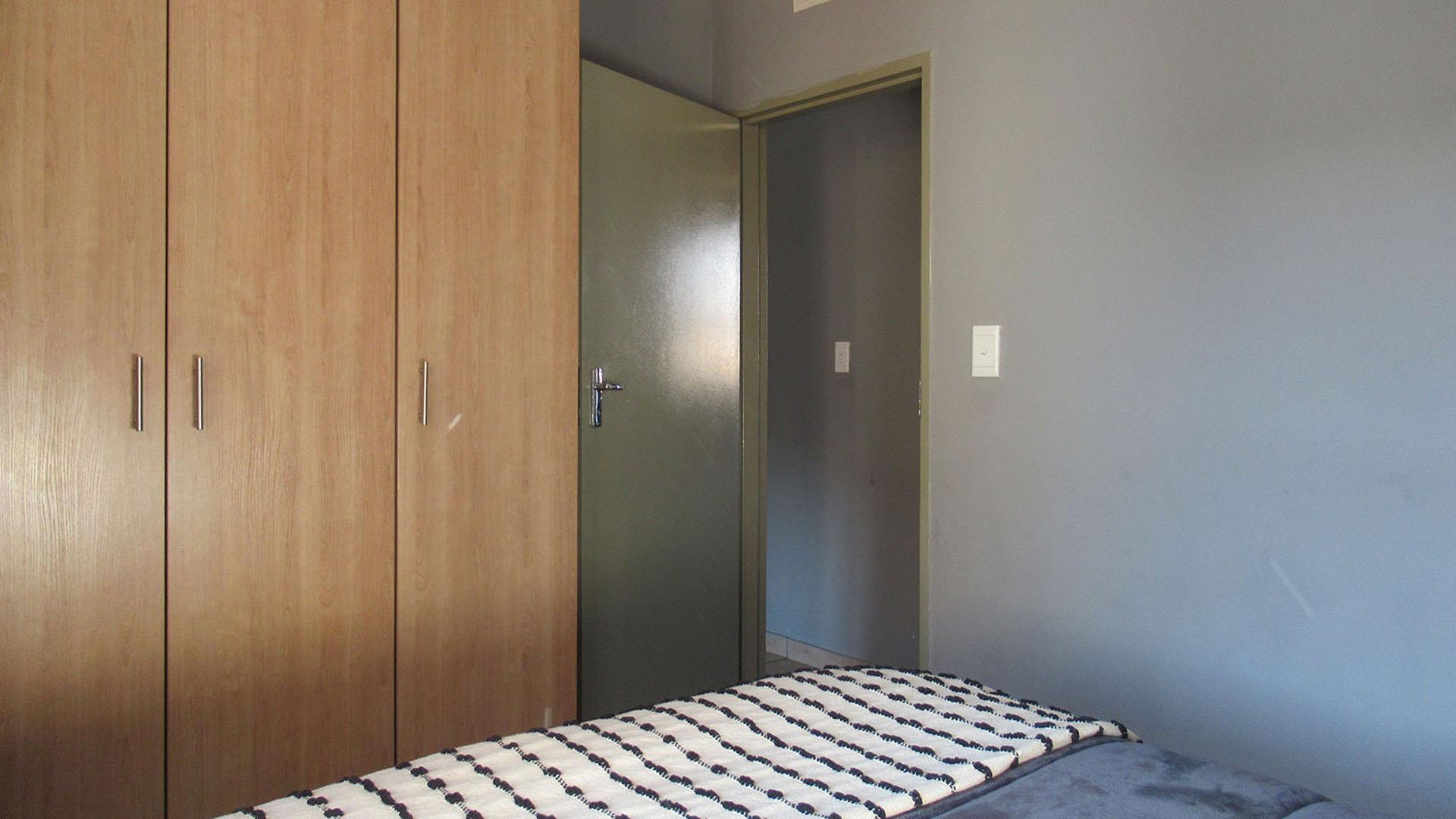 Bed Room 1 - 11 square meters of property in Alveda