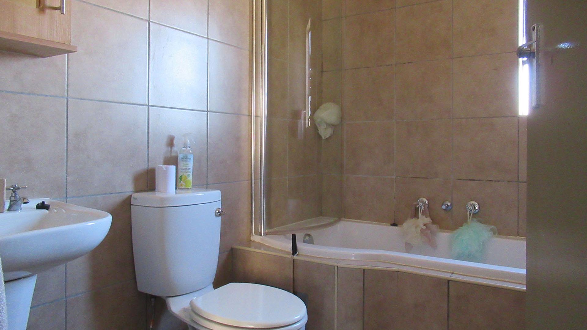 Bathroom 1 - 5 square meters of property in Alveda