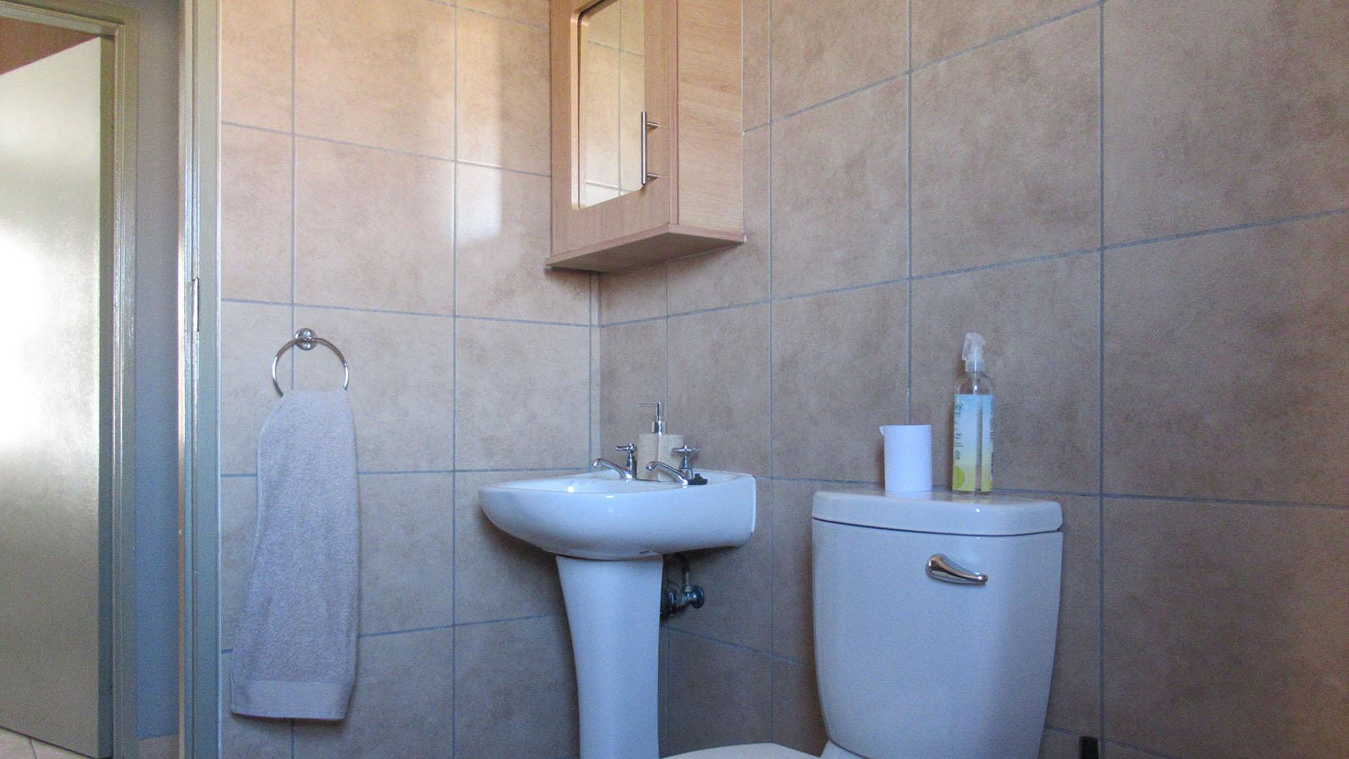 Bathroom 1 - 5 square meters of property in Alveda