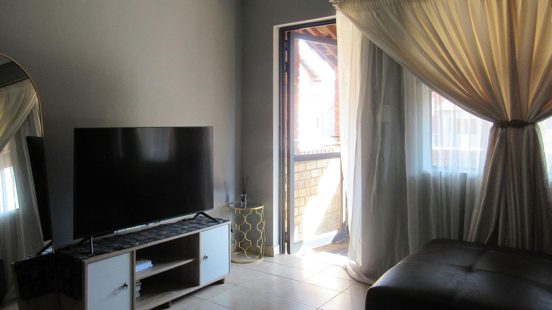 Lounges - 14 square meters of property in Alveda