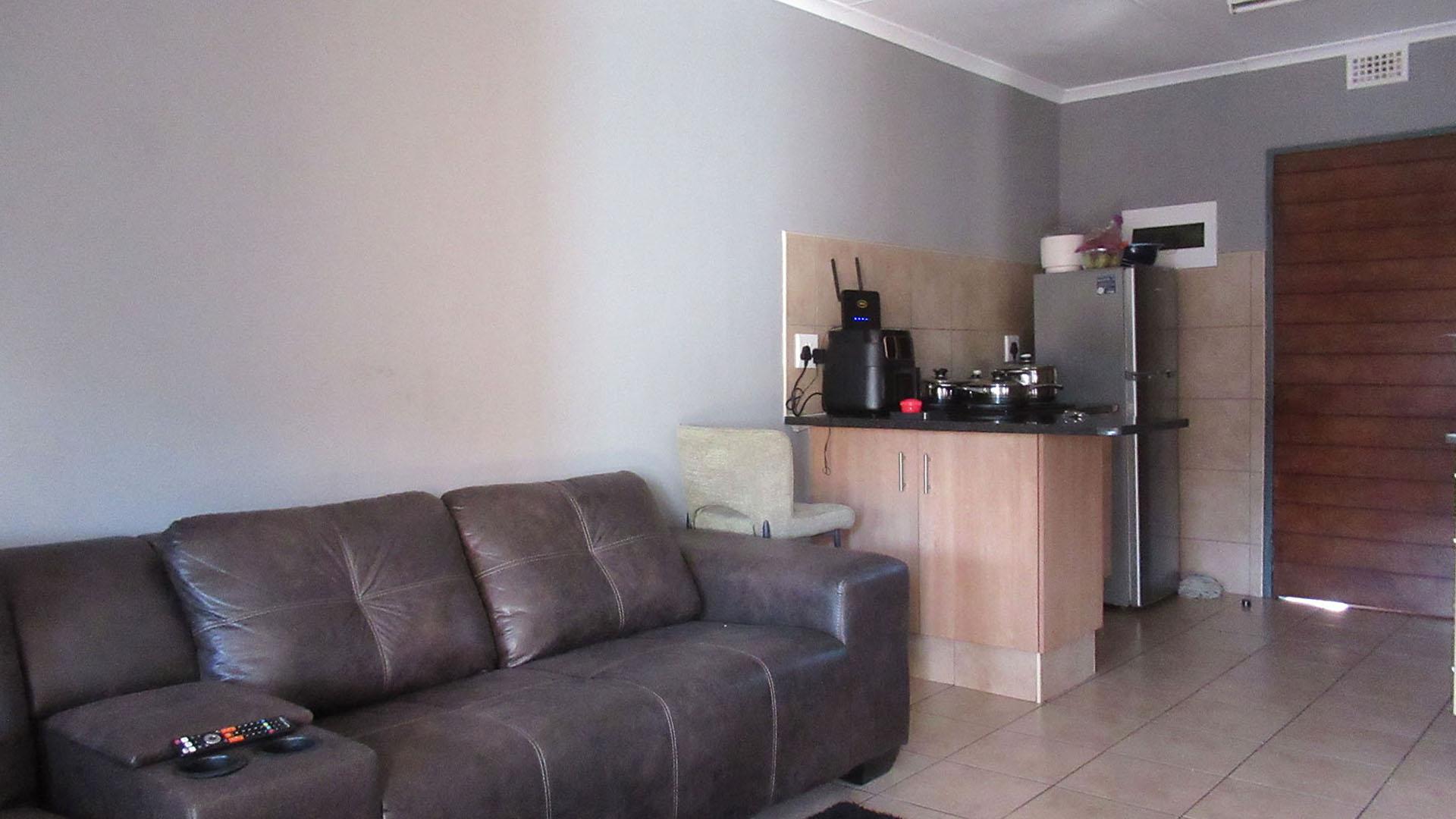 Lounges - 14 square meters of property in Alveda