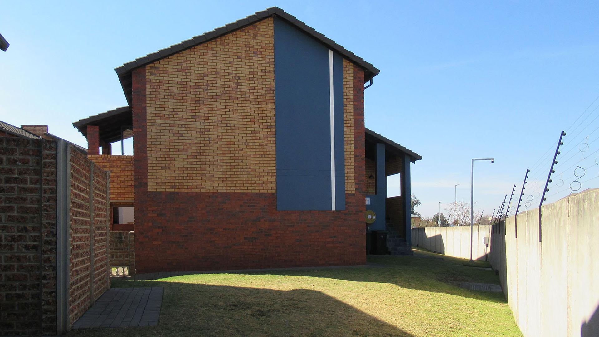 Front View of property in Alveda