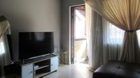 Lounges - 14 square meters of property in Alveda