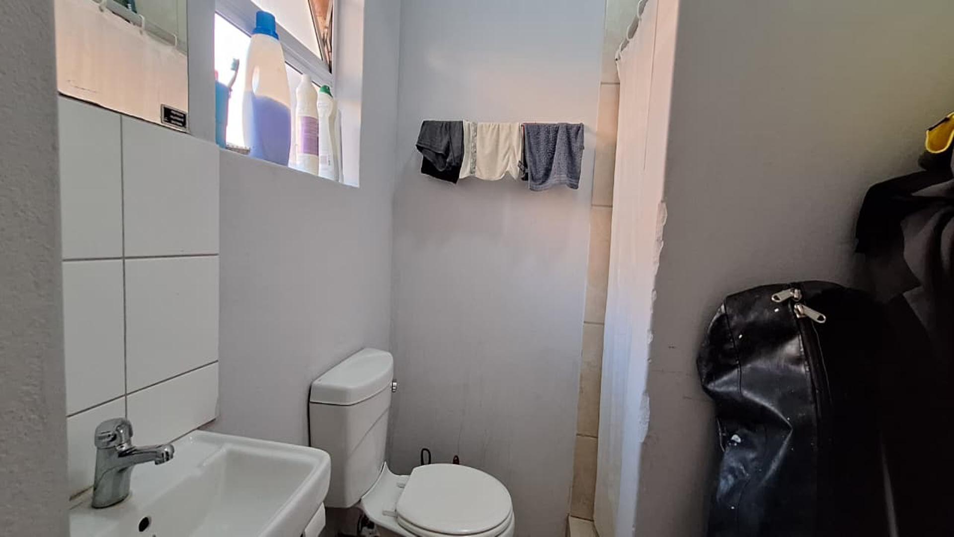Bathroom 1 - 4 square meters of property in Kempton Park