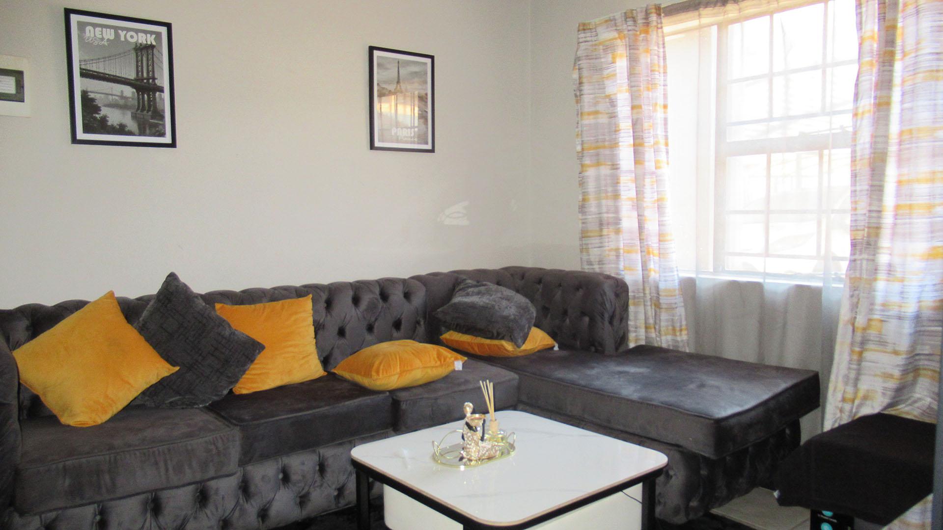 Lounges - 14 square meters of property in Watervalspruit (Vaal)
