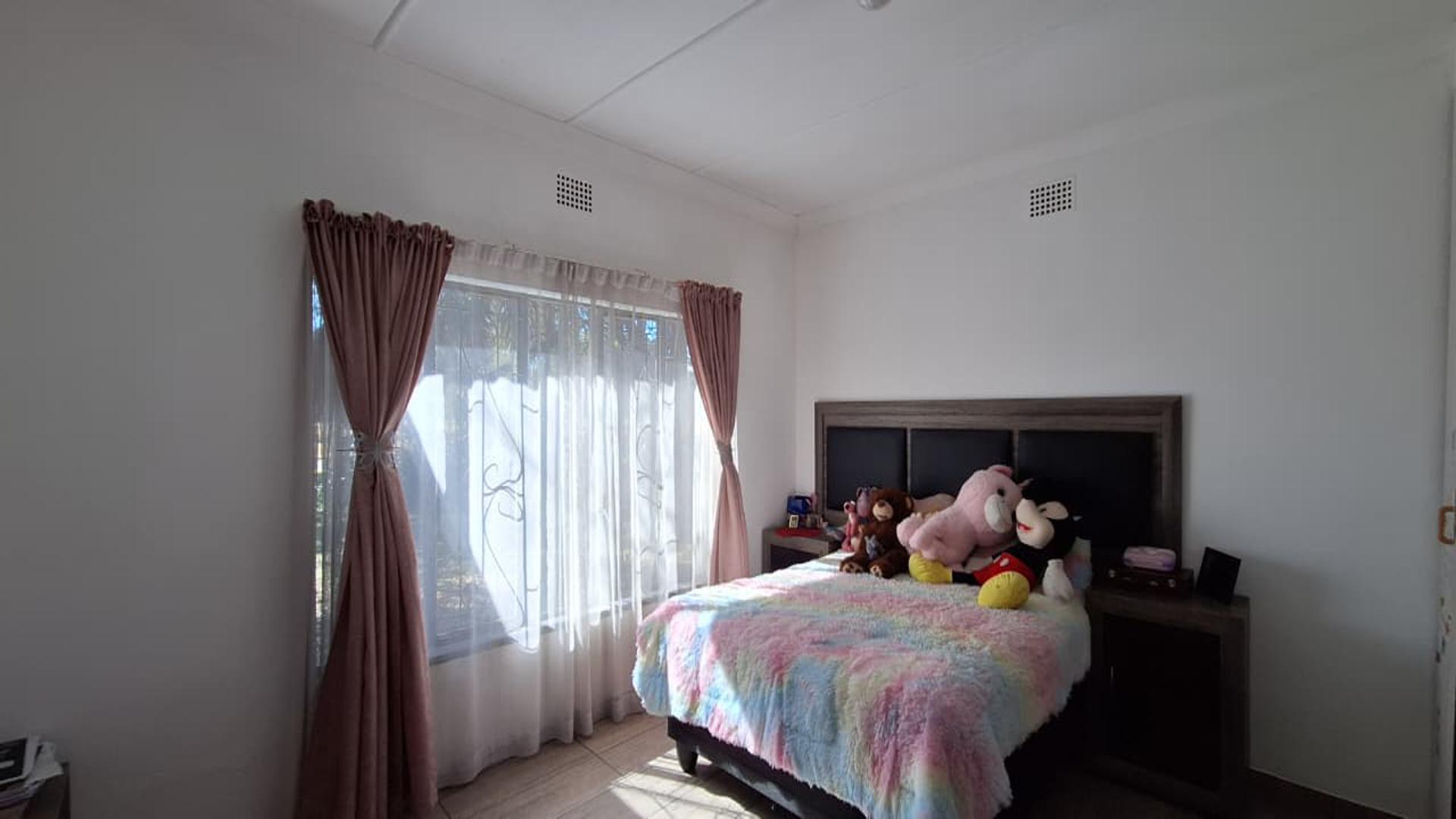Bed Room 2 - 19 square meters of property in Duncanville