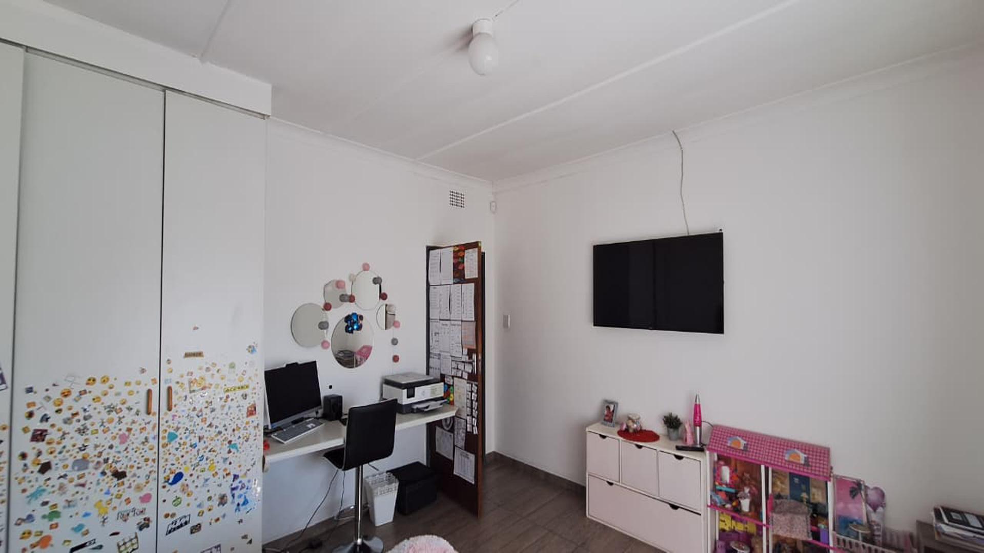 Bed Room 2 - 19 square meters of property in Duncanville