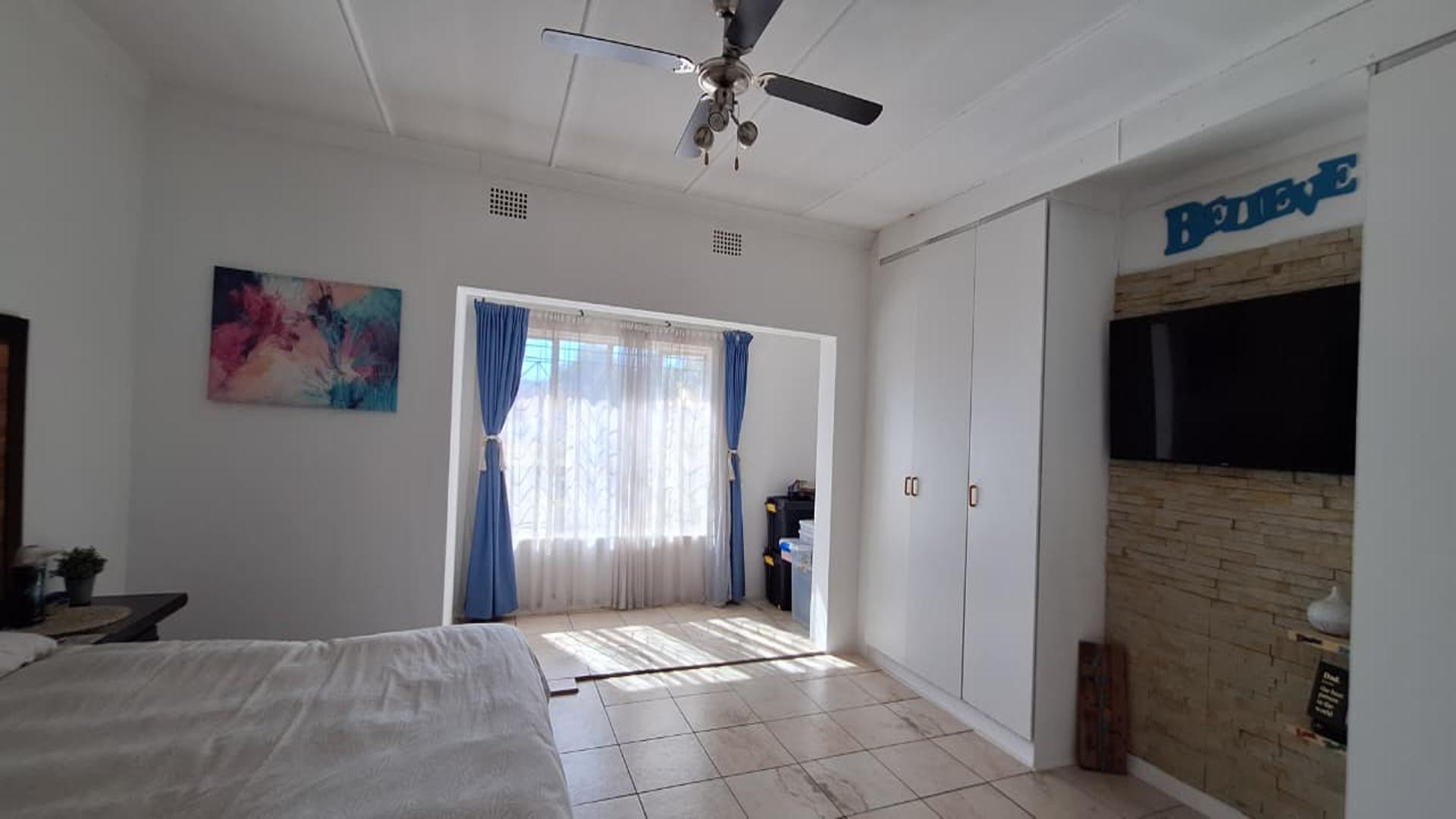 Bed Room 1 - 26 square meters of property in Duncanville
