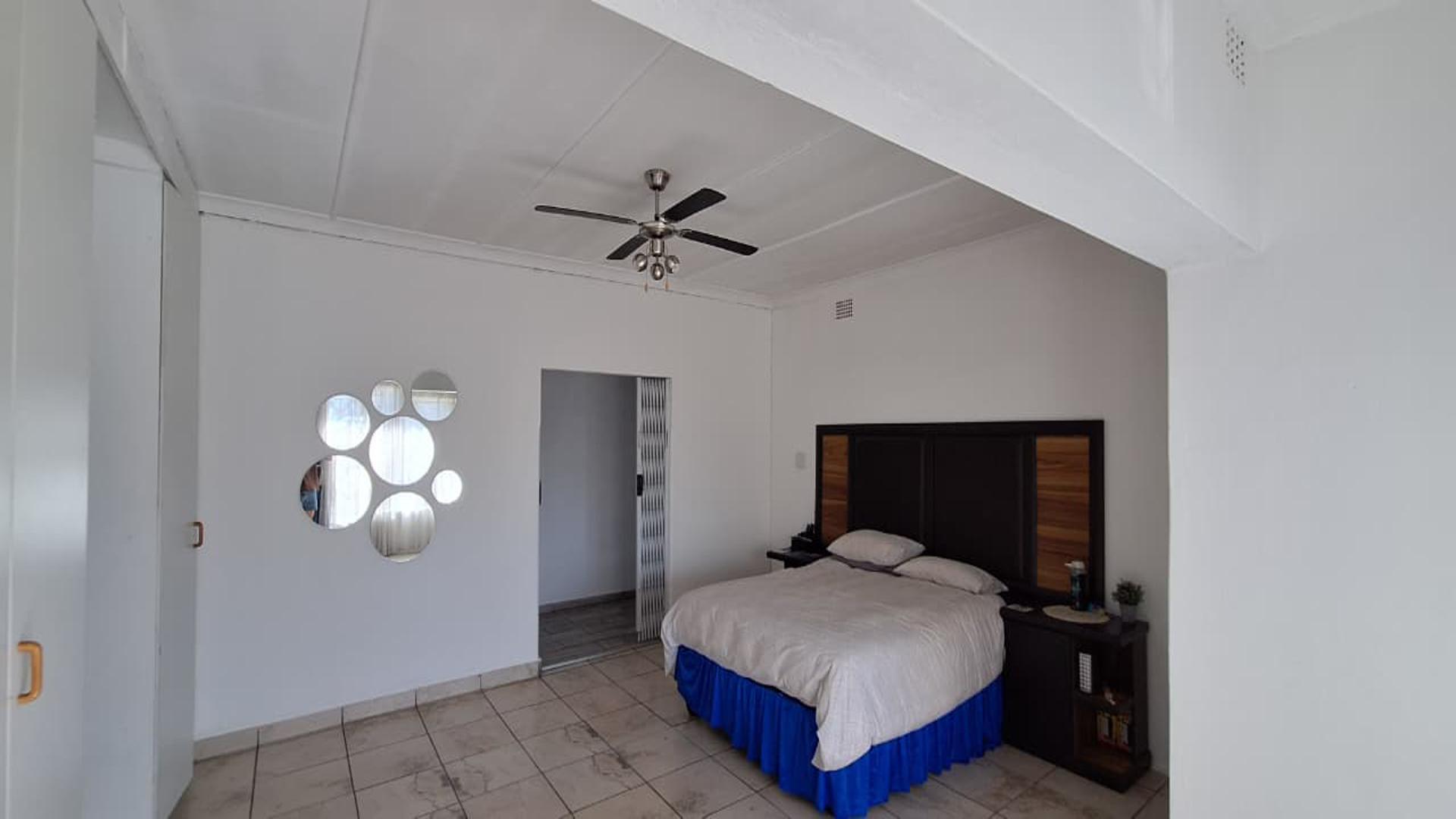 Bed Room 1 - 26 square meters of property in Duncanville
