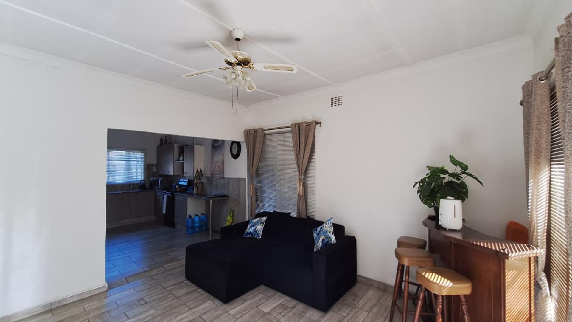 Lounges - 24 square meters of property in Duncanville