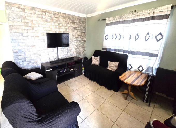 2 Bedroom House for Sale For Sale in Paarl - MR717813