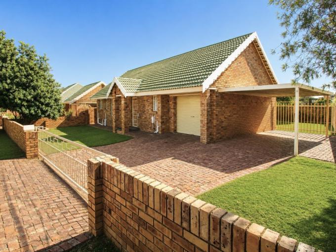 3 Bedroom Simplex for Sale For Sale in Langenhoven Park - MR717866
