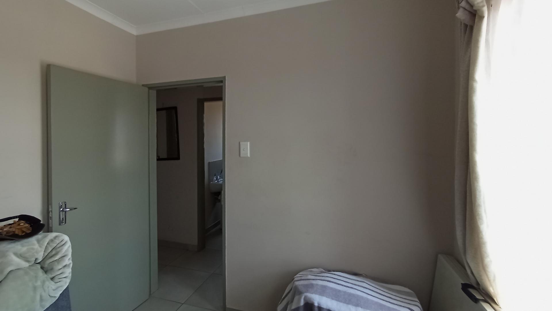 Bed Room 1 - 10 square meters of property in Soshanguve East