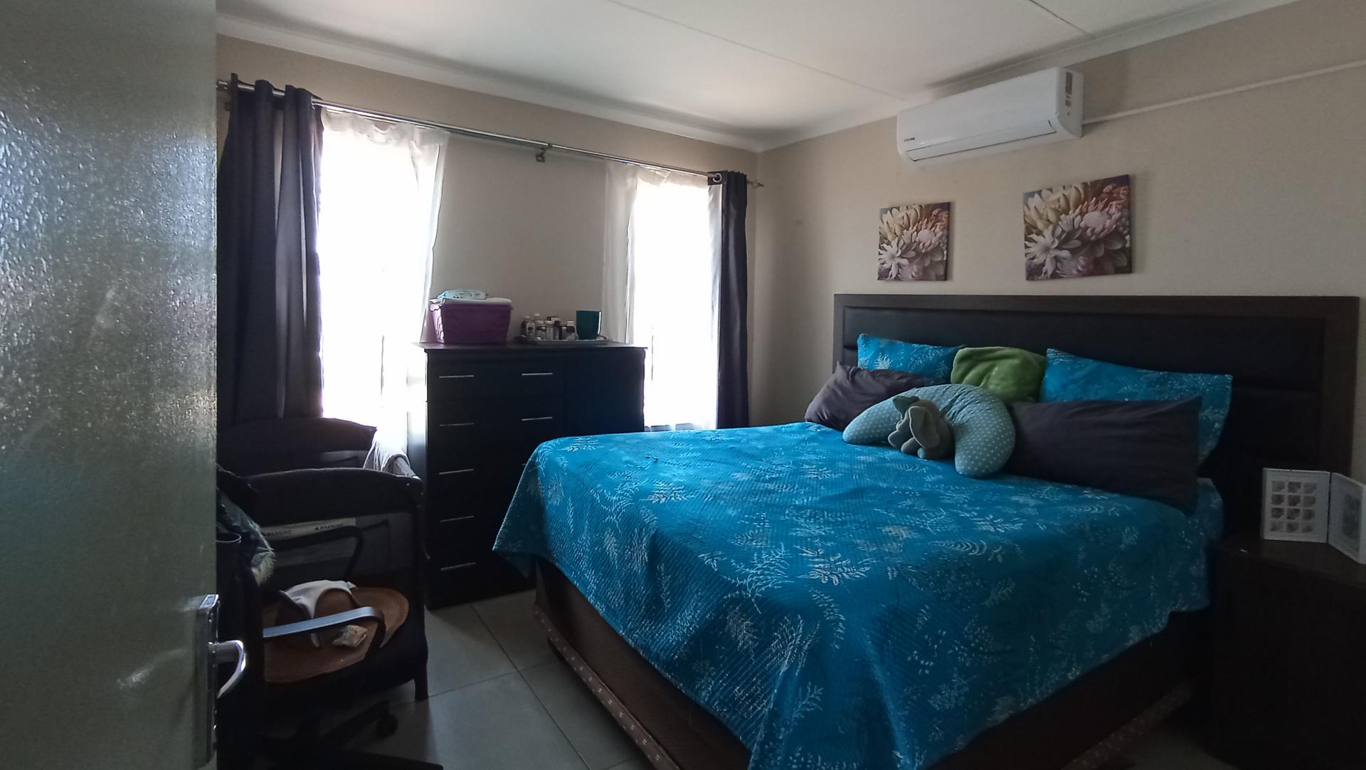 Main Bedroom - 14 square meters of property in Soshanguve East