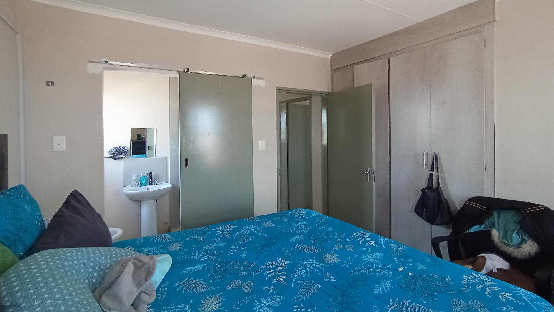 Main Bedroom - 14 square meters of property in Soshanguve East