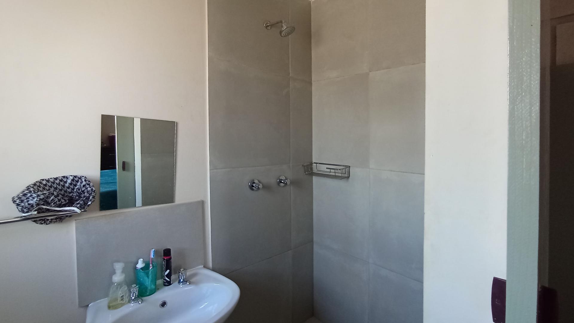 Main Bathroom - 3 square meters of property in Soshanguve East