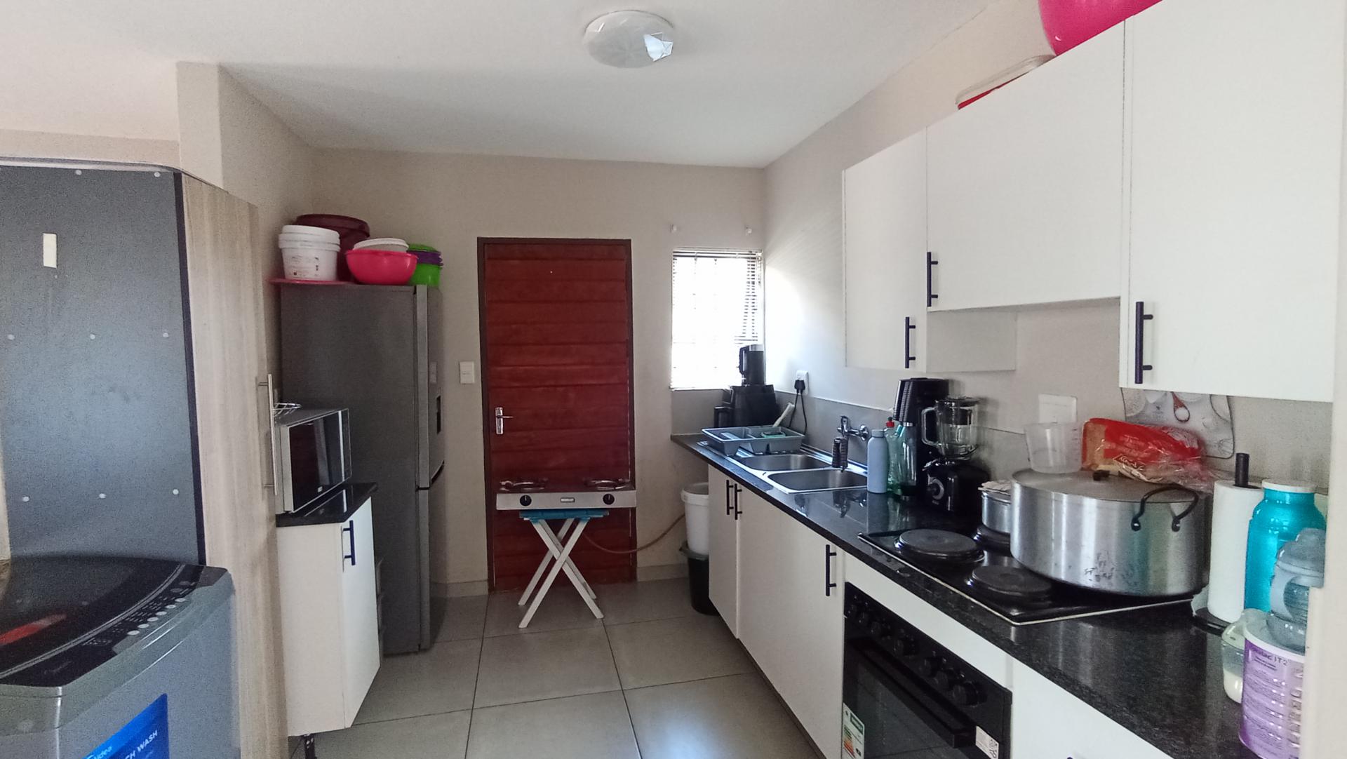 Kitchen - 10 square meters of property in Soshanguve East