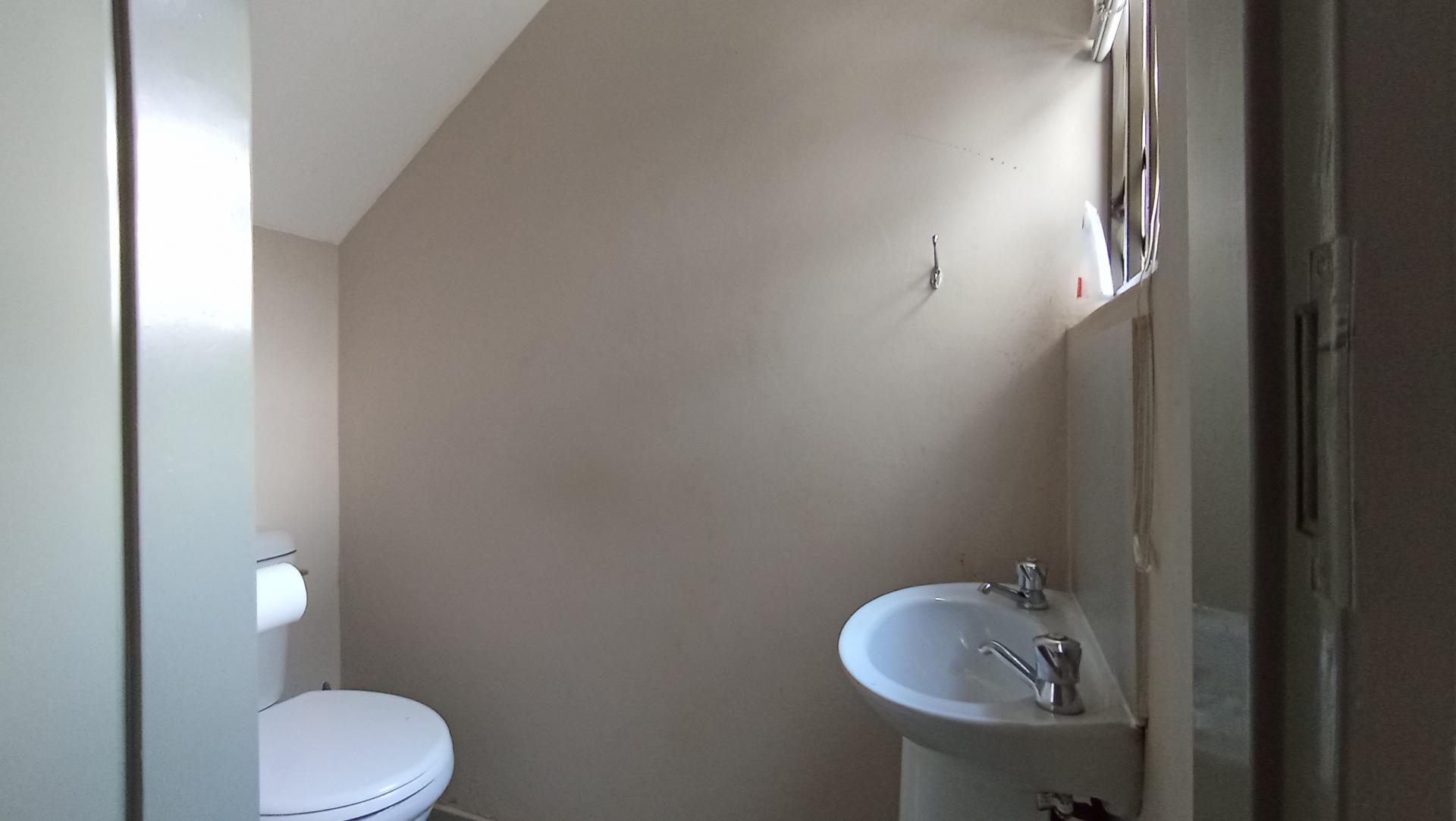 Guest Toilet - 2 square meters of property in Soshanguve East