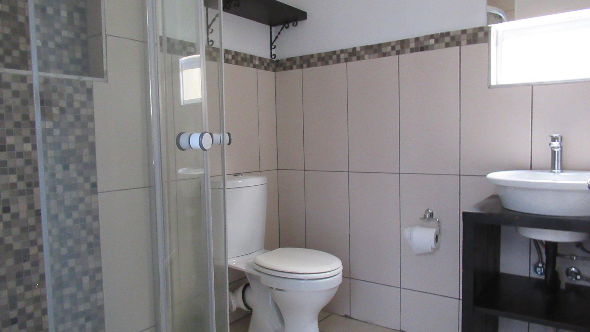 Bathroom 1 - 5 square meters of property in Noordhang