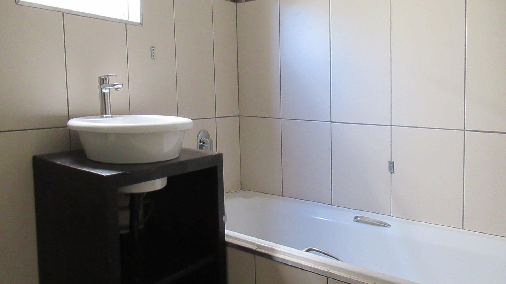 Bathroom 1 - 5 square meters of property in Noordhang