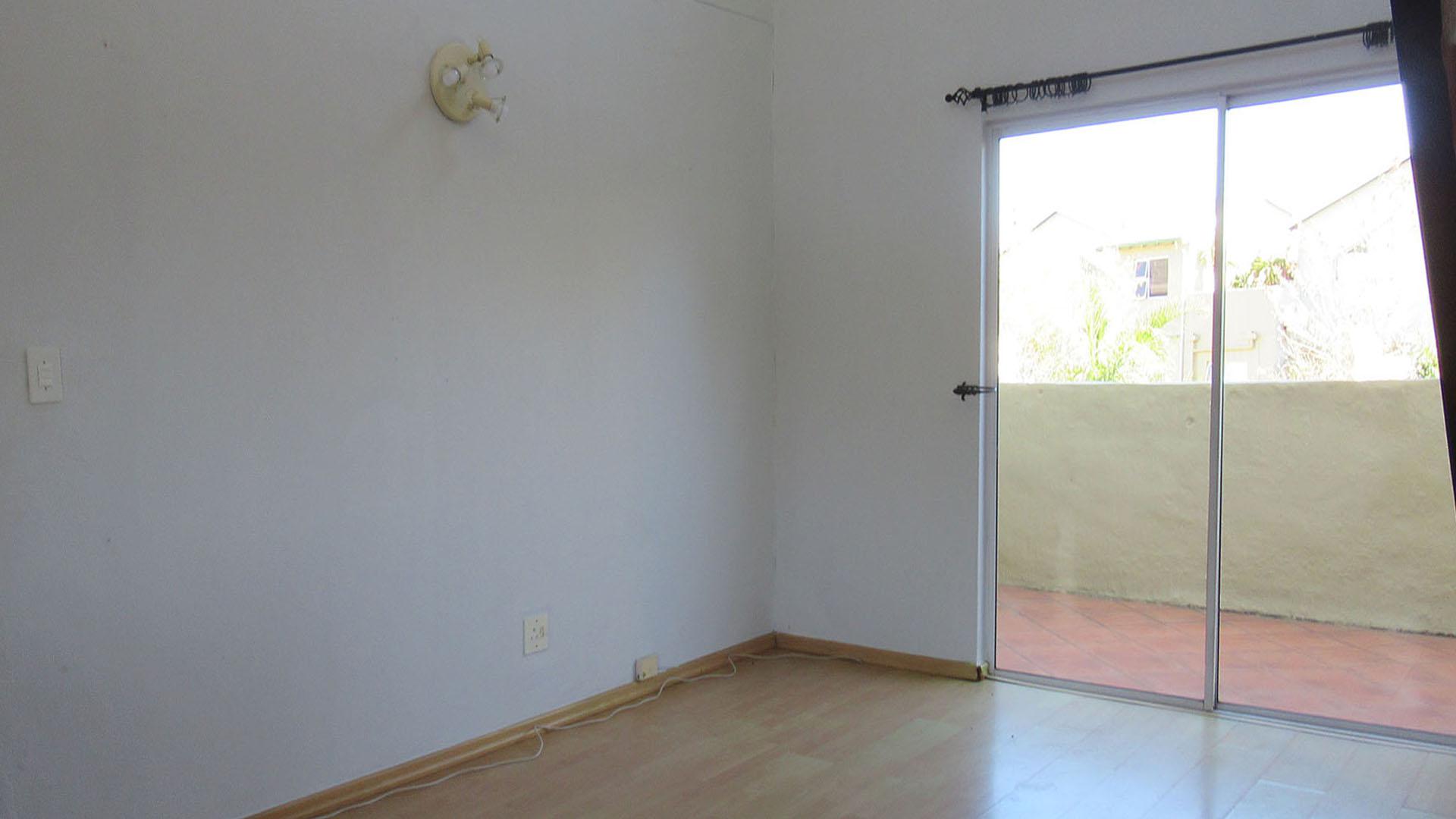 Lounges - 19 square meters of property in Noordhang