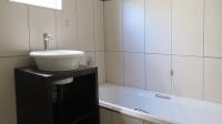 Bathroom 1 - 5 square meters of property in Noordhang