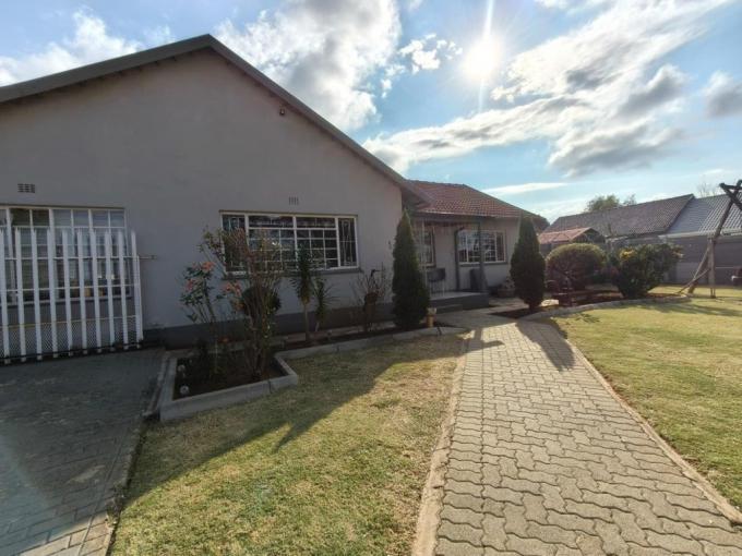 4 Bedroom House for Sale For Sale in General Albertspark - MR718003