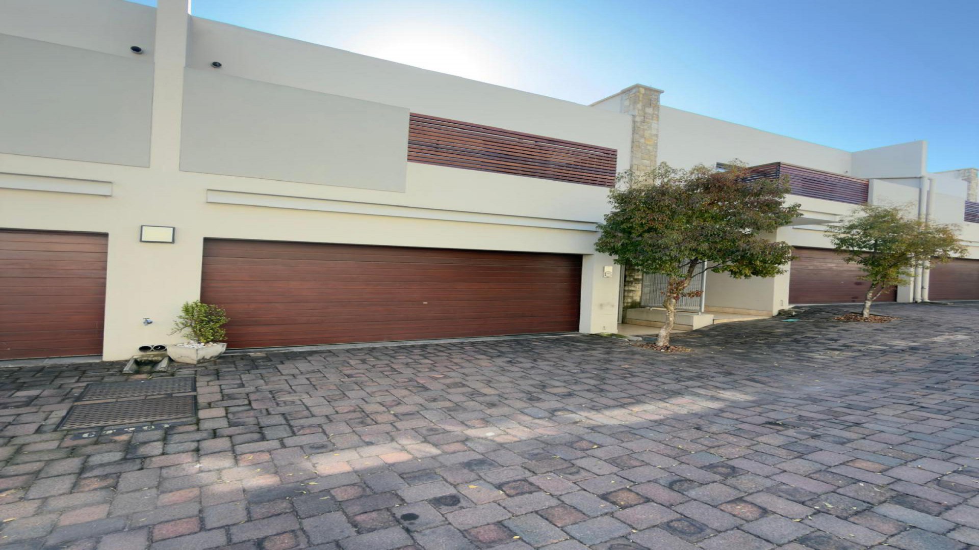 Front View of property in Illovo