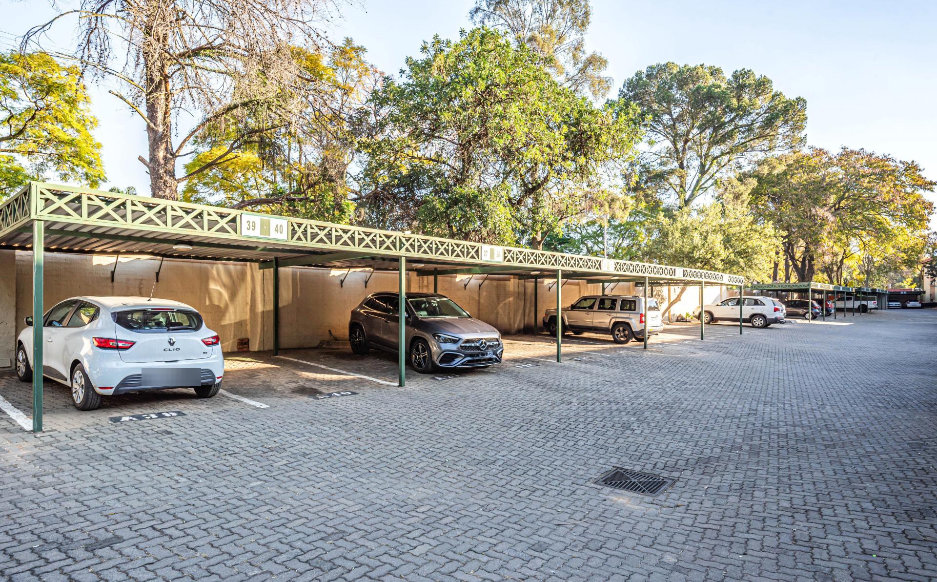 Carport  of property in Nieuw Muckleneuk