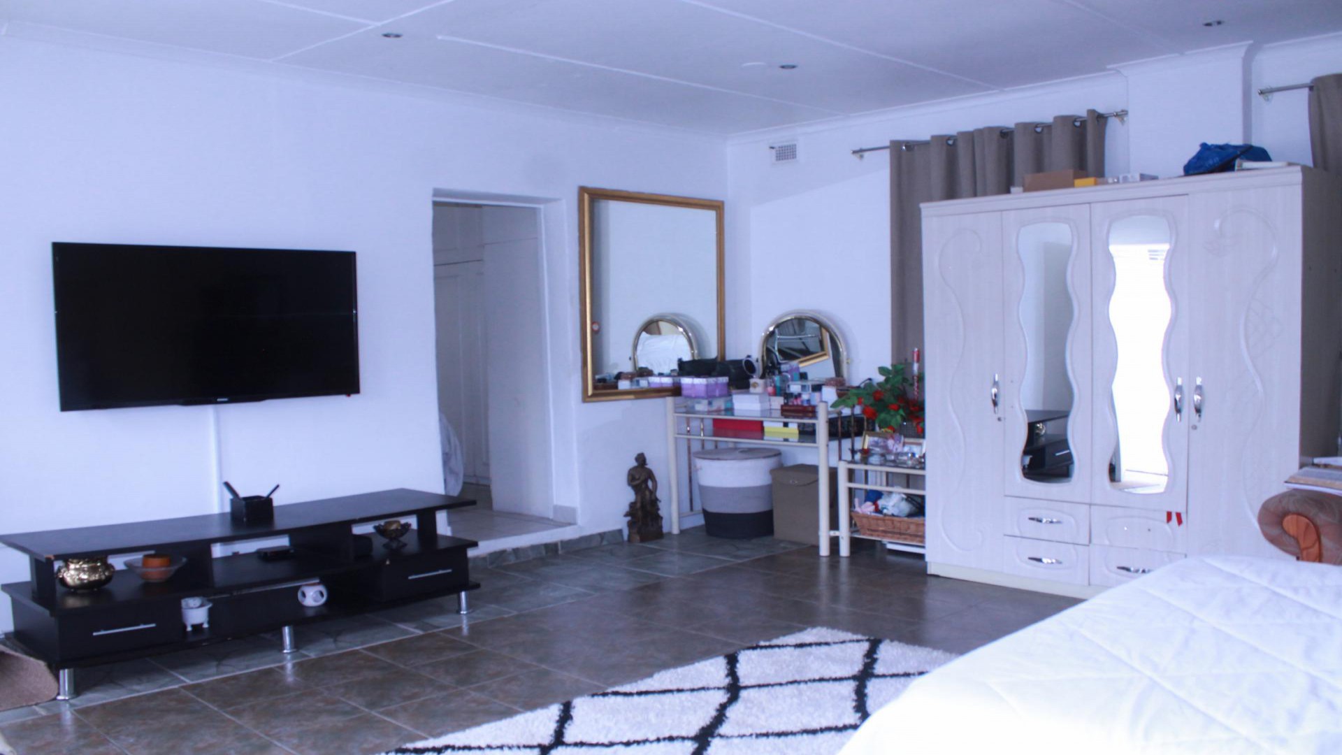 Flatlet of property in Kharwastan