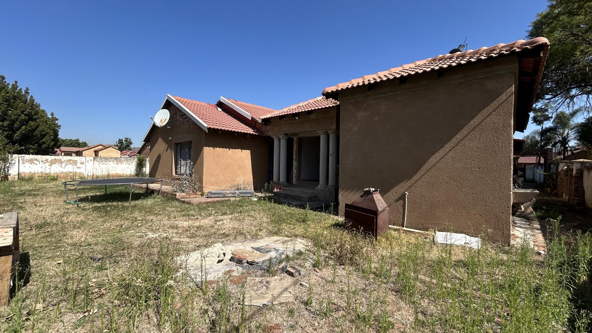 Front View of property in Karenpark