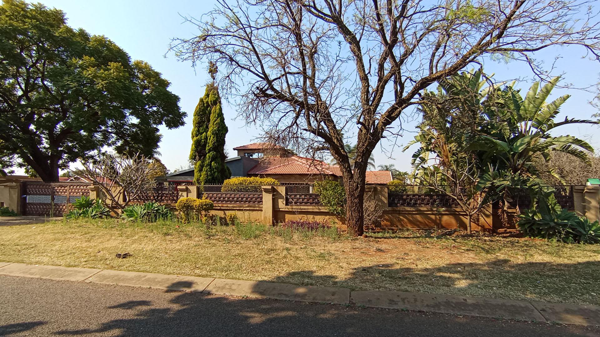 Front View of property in Karenpark