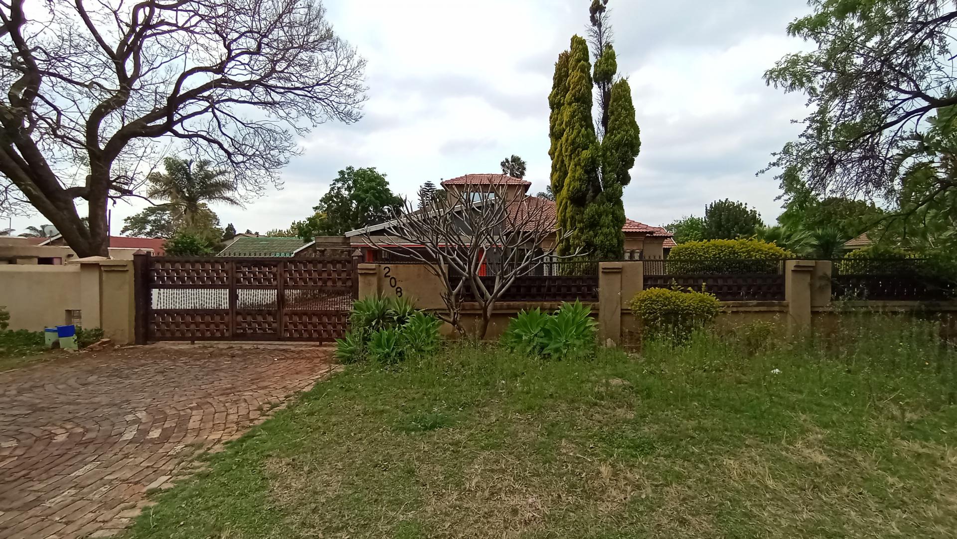 Front View of property in Karenpark