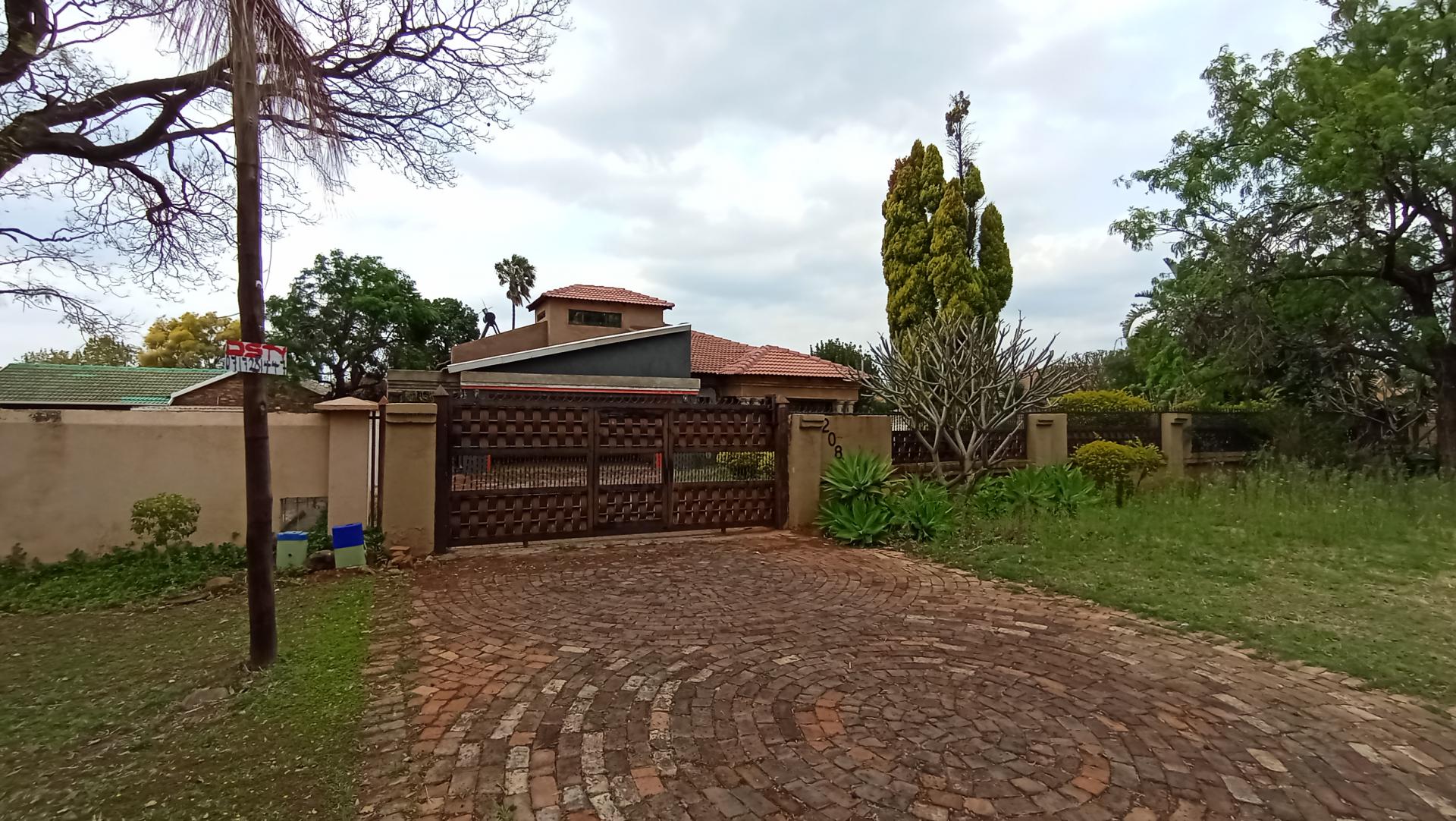 Front View of property in Karenpark