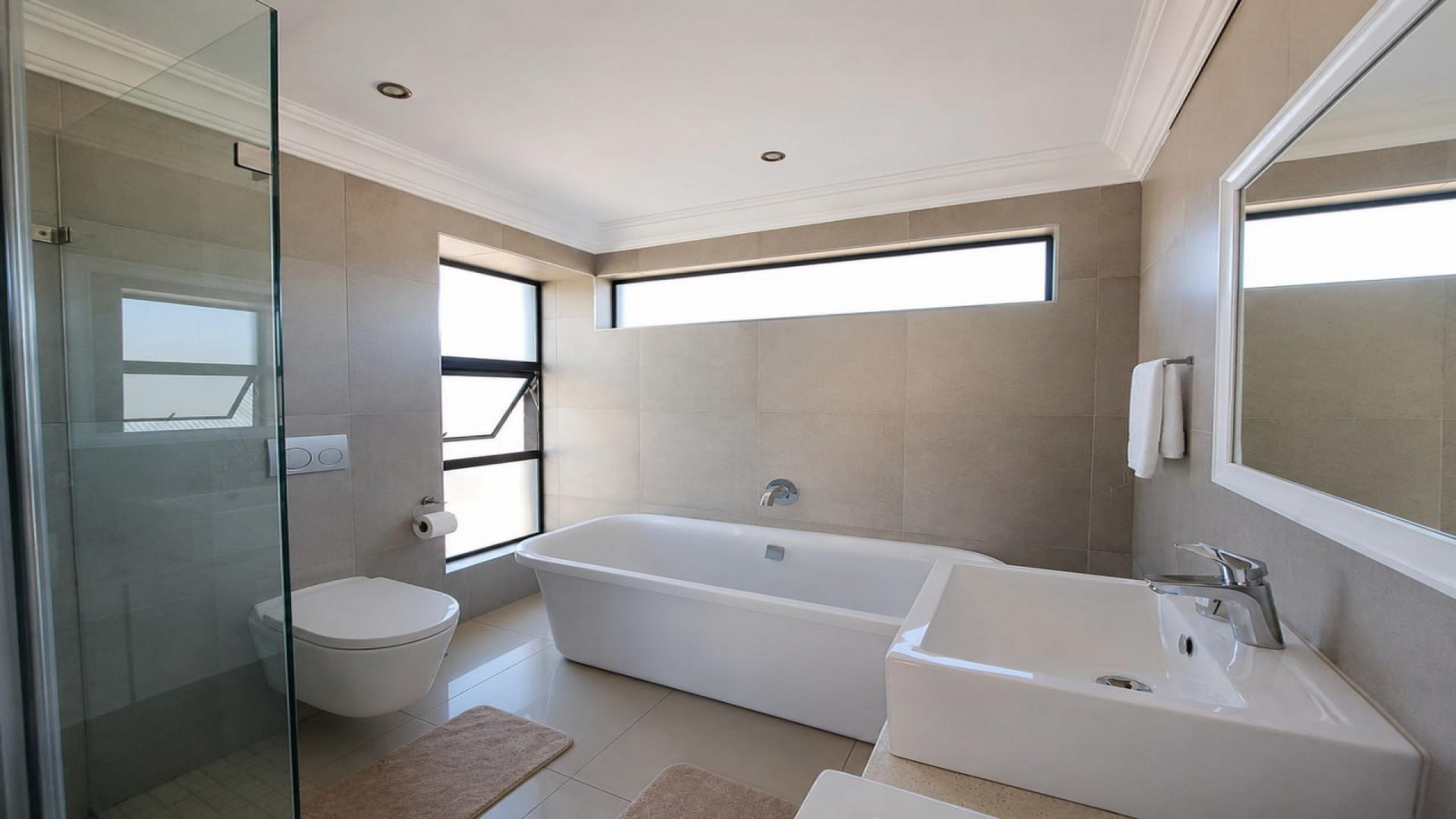 Main Bathroom of property in Louwlardia